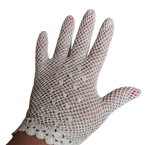 Vintage Ivory Cream Victorian Crochet Lacey Mesh Wrist Length Feminine Gloves - Picture 1 of 16